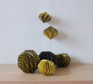 Mobile en noir et or