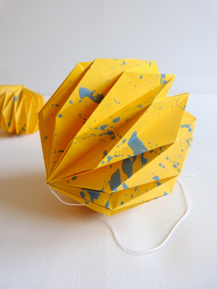 Mobile boule jaune
