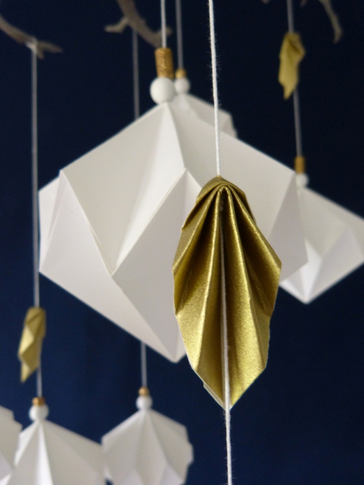 Un mobile de diamants blancs et de feuilles d&rsquo;or