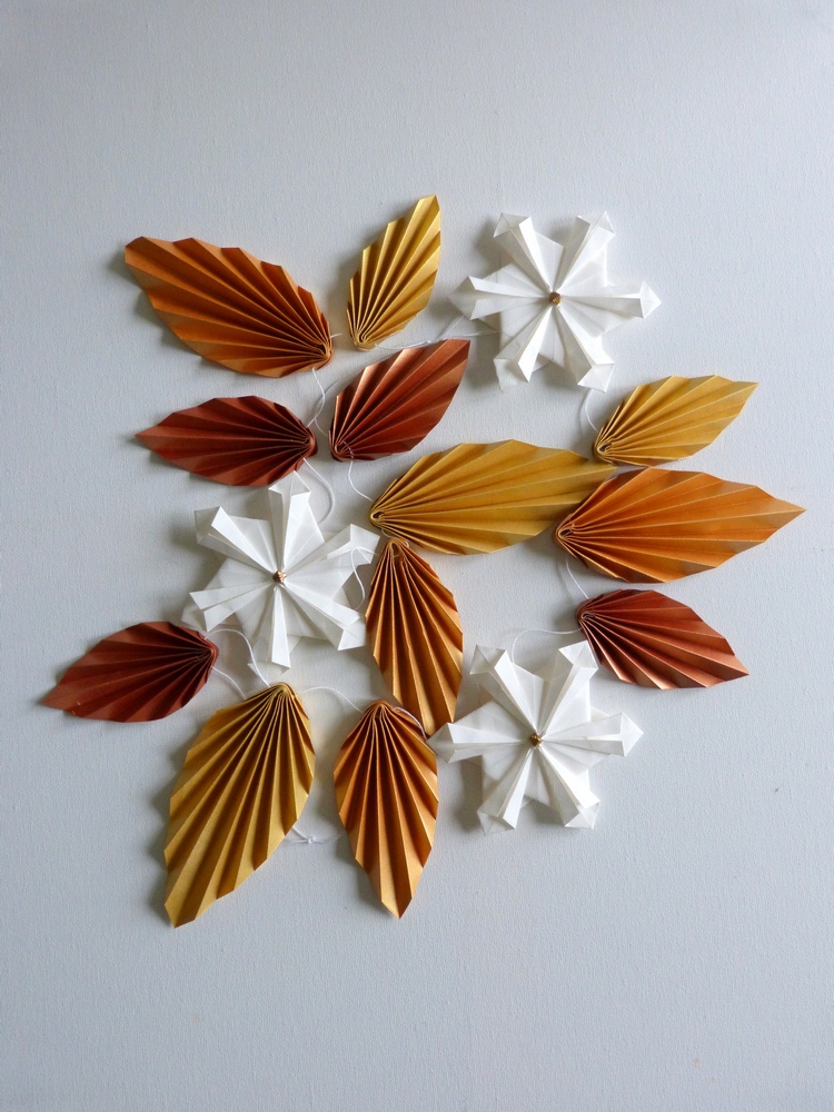 Guirlandes de Noël feuilles d&rsquo;automne et flocons de neige