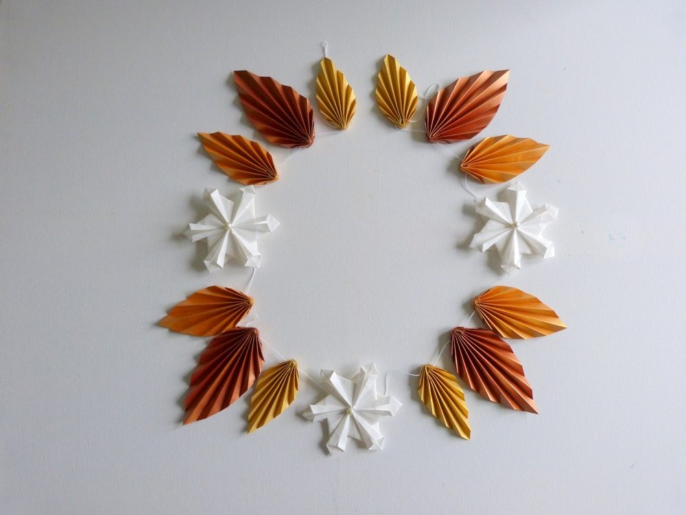 Guirlande de Noël feuilles d'automne et flocons de neige