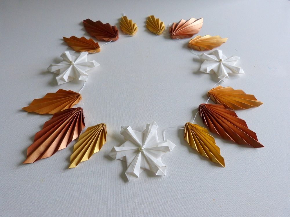 Guirlande de Noël feuilles d'automne et flocons de neige