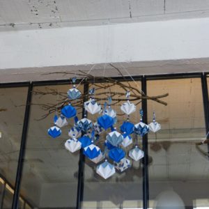 Suspension de diamants bleus et blancs