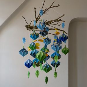 Suspension de diamants bleu et vert (dans la boutique Le Monde Maryl)